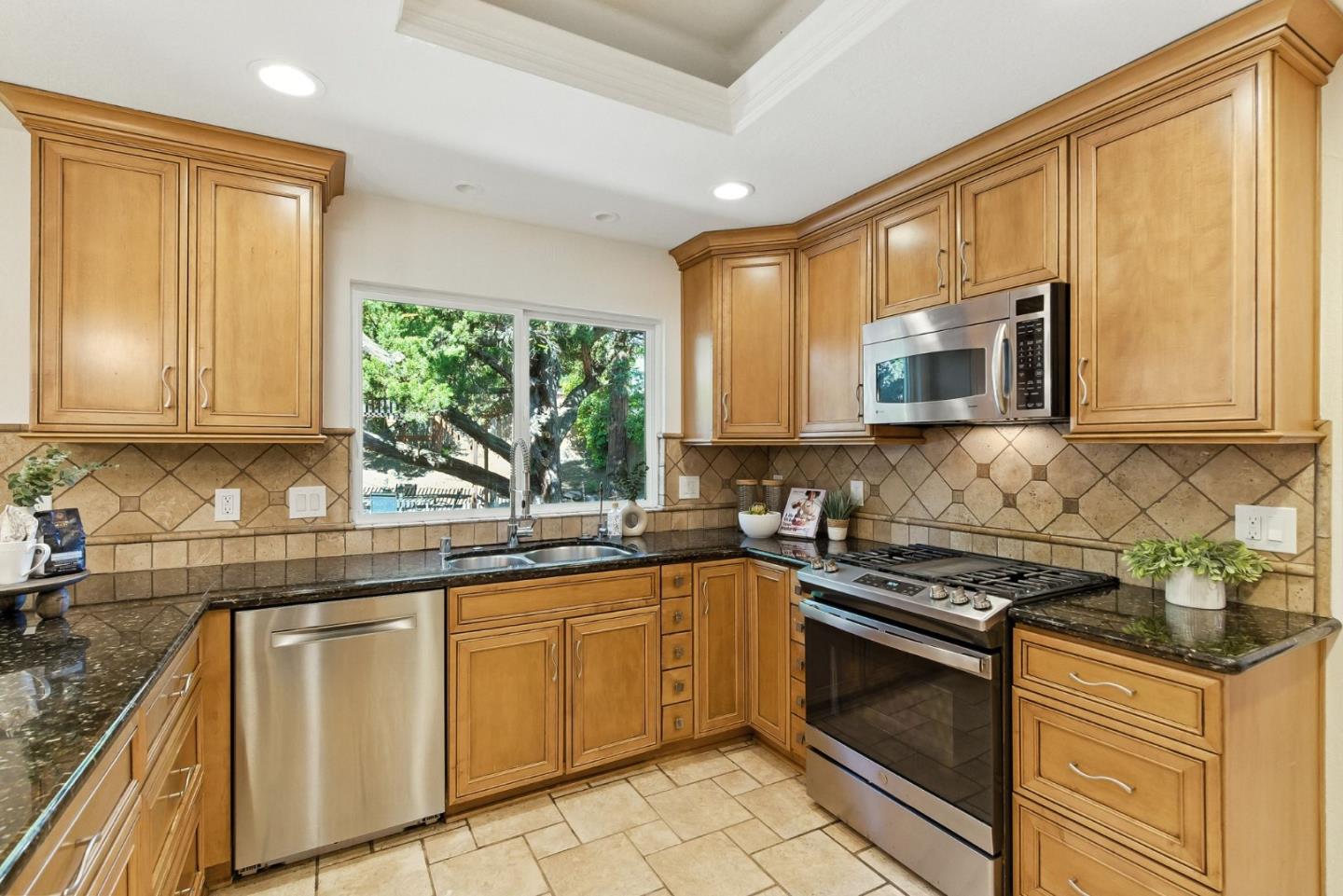 Detail Gallery Image 15 of 75 For 4418 Valle Vis, Pittsburg,  CA 94565 - 5 Beds | 2/1 Baths