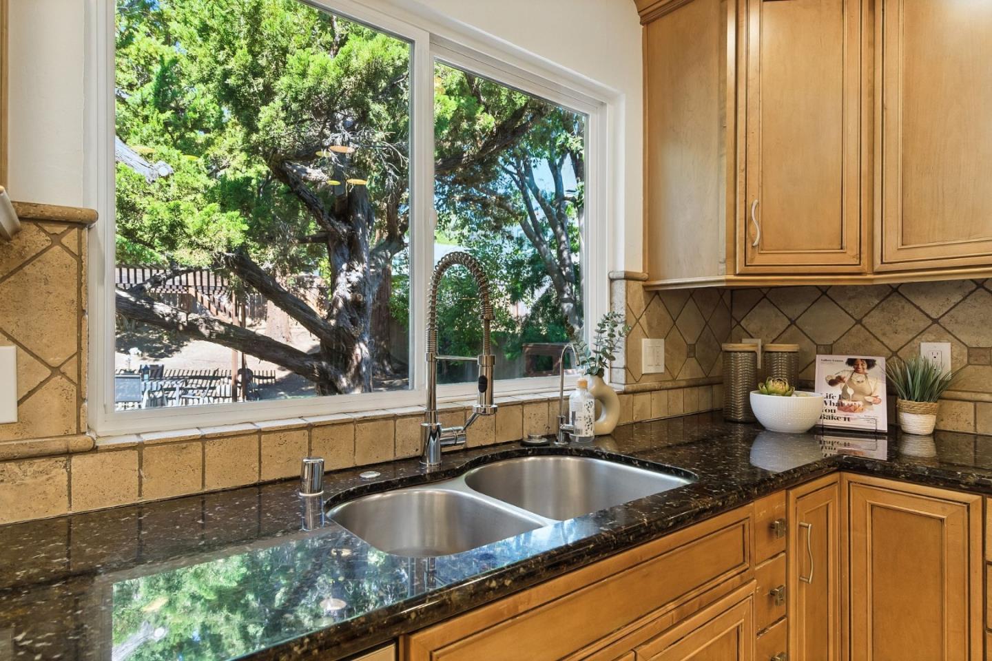 Detail Gallery Image 16 of 75 For 4418 Valle Vis, Pittsburg,  CA 94565 - 5 Beds | 2/1 Baths