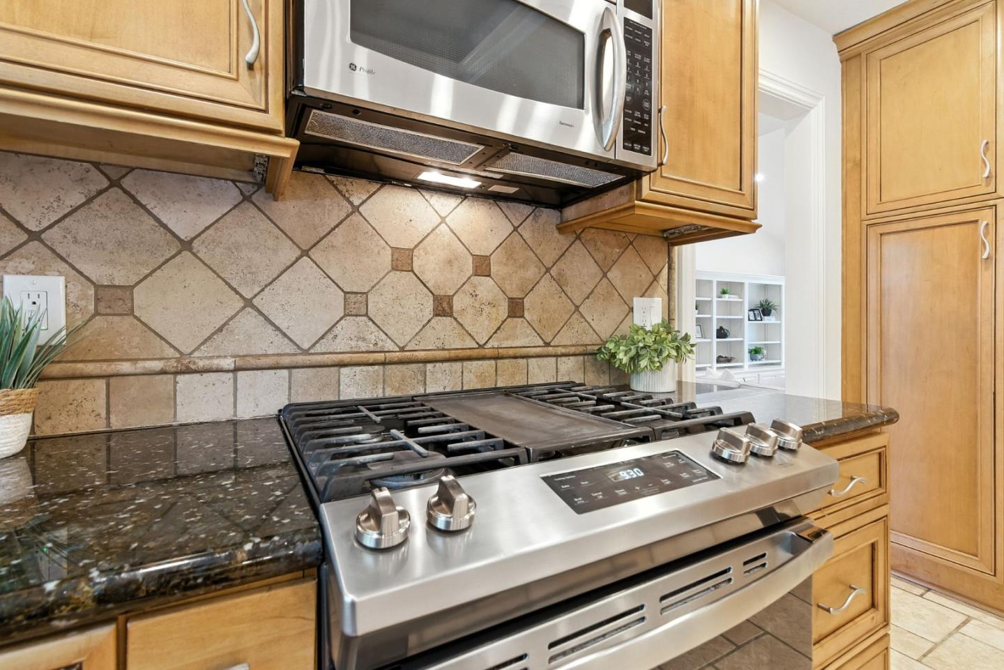Detail Gallery Image 17 of 75 For 4418 Valle Vis, Pittsburg,  CA 94565 - 5 Beds | 2/1 Baths