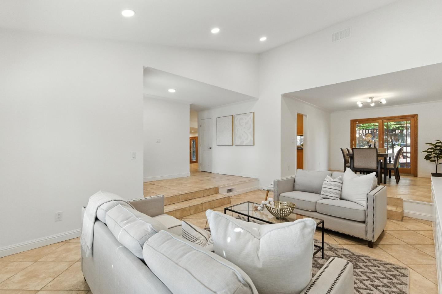 Detail Gallery Image 8 of 75 For 4418 Valle Vis, Pittsburg,  CA 94565 - 5 Beds | 2/1 Baths