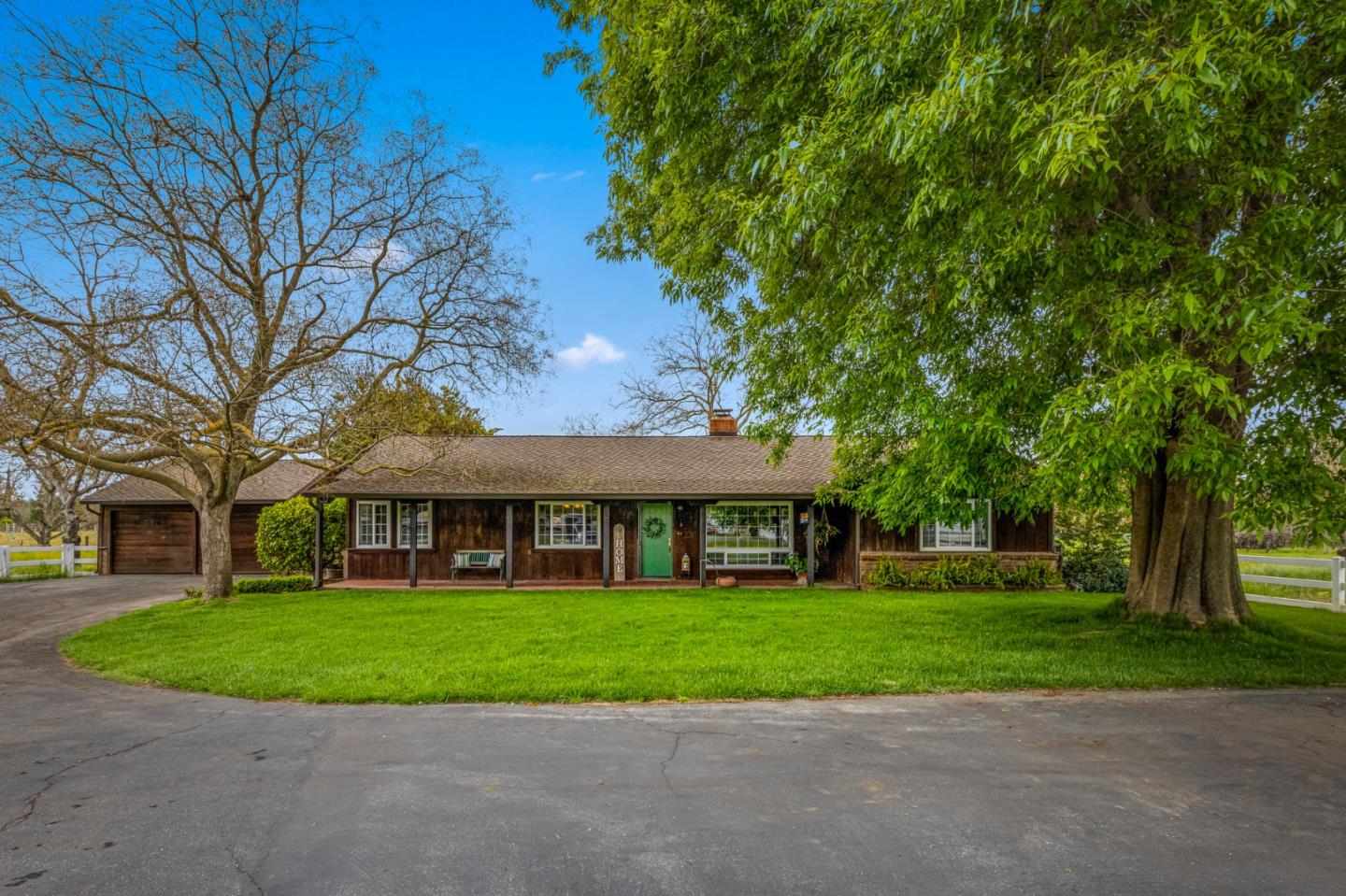 Detail Gallery Image 3 of 61 For 13755 Columbet Ave, San Martin,  CA 95046 - 3 Beds | 2 Baths