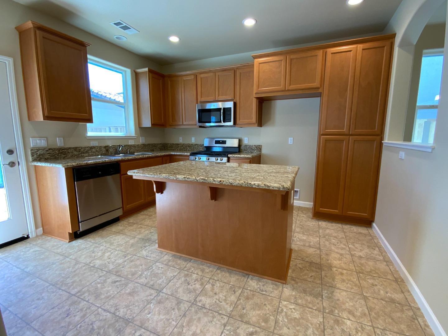 Detail Gallery Image 4 of 16 For 76 Boston Ln, King City,  CA 93930 - 3 Beds | 2 Baths