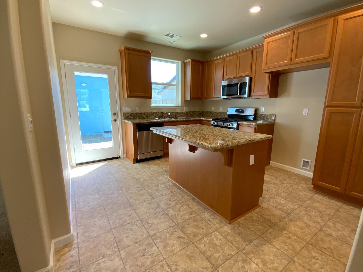 Detail Gallery Image 5 of 16 For 76 Boston Ln, King City,  CA 93930 - 3 Beds | 2 Baths