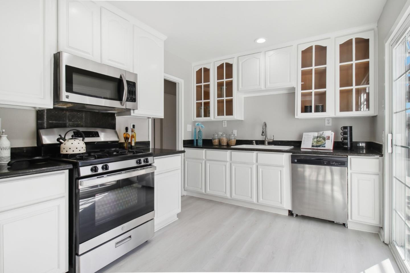 Detail Gallery Image 12 of 46 For 28250 Pacific St, Hayward,  CA 94544 - 3 Beds | 2 Baths