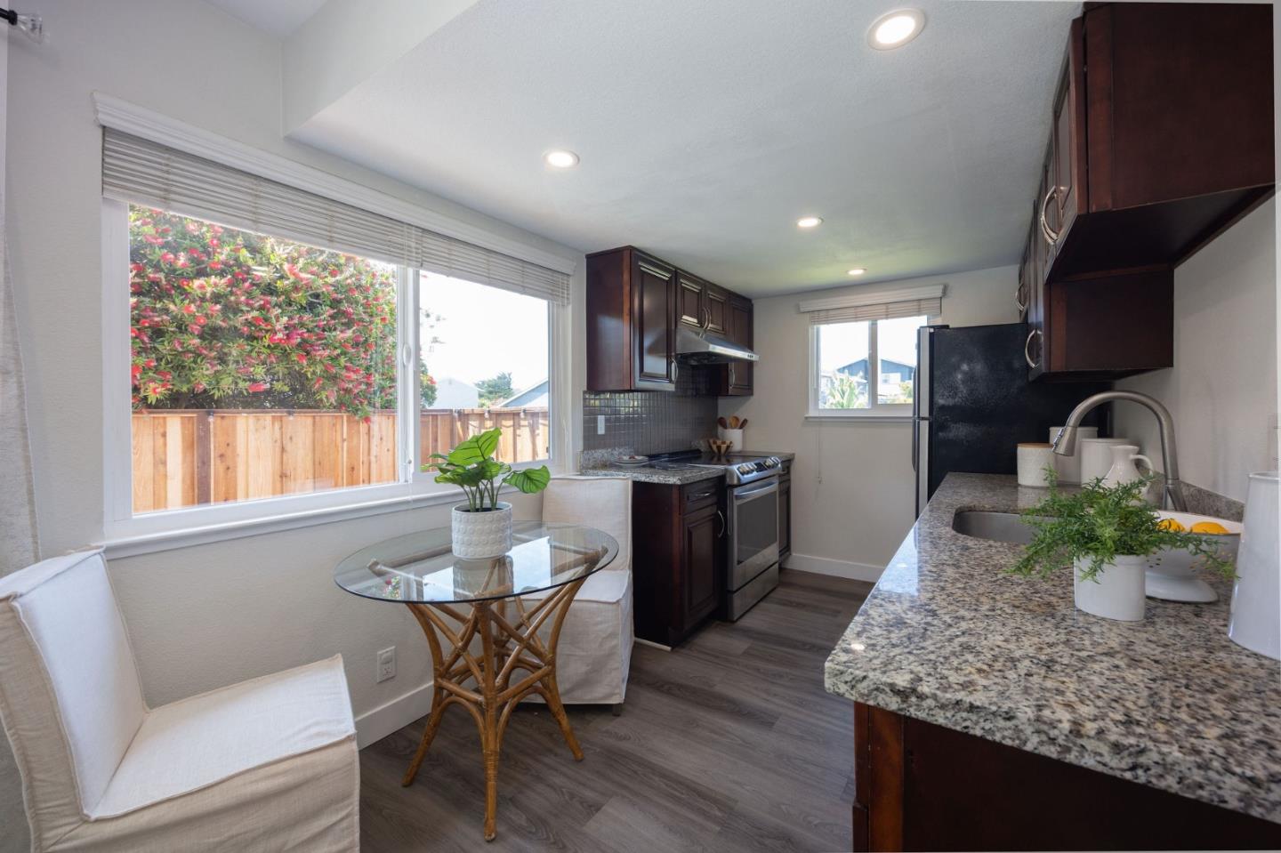 Detail Gallery Image 4 of 33 For 1026 Suzanne Ct, Half Moon Bay,  CA 94019 - 2 Beds | 1 Baths