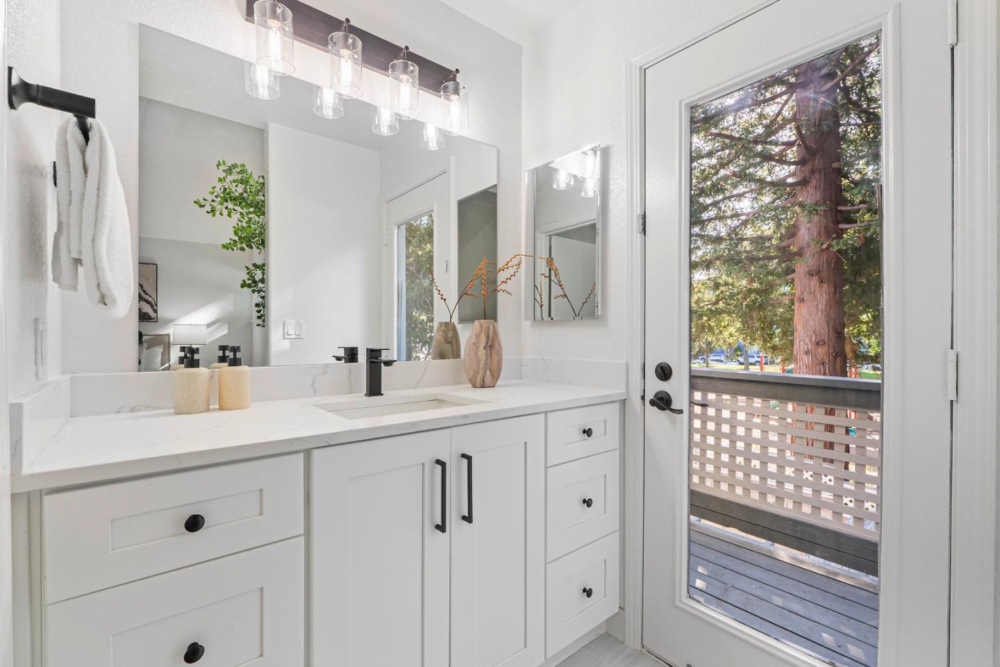 Detail Gallery Image 14 of 39 For 332 Deerwood Ct #1104,  Mountain View,  CA 94040 - 2 Beds | 2/1 Baths