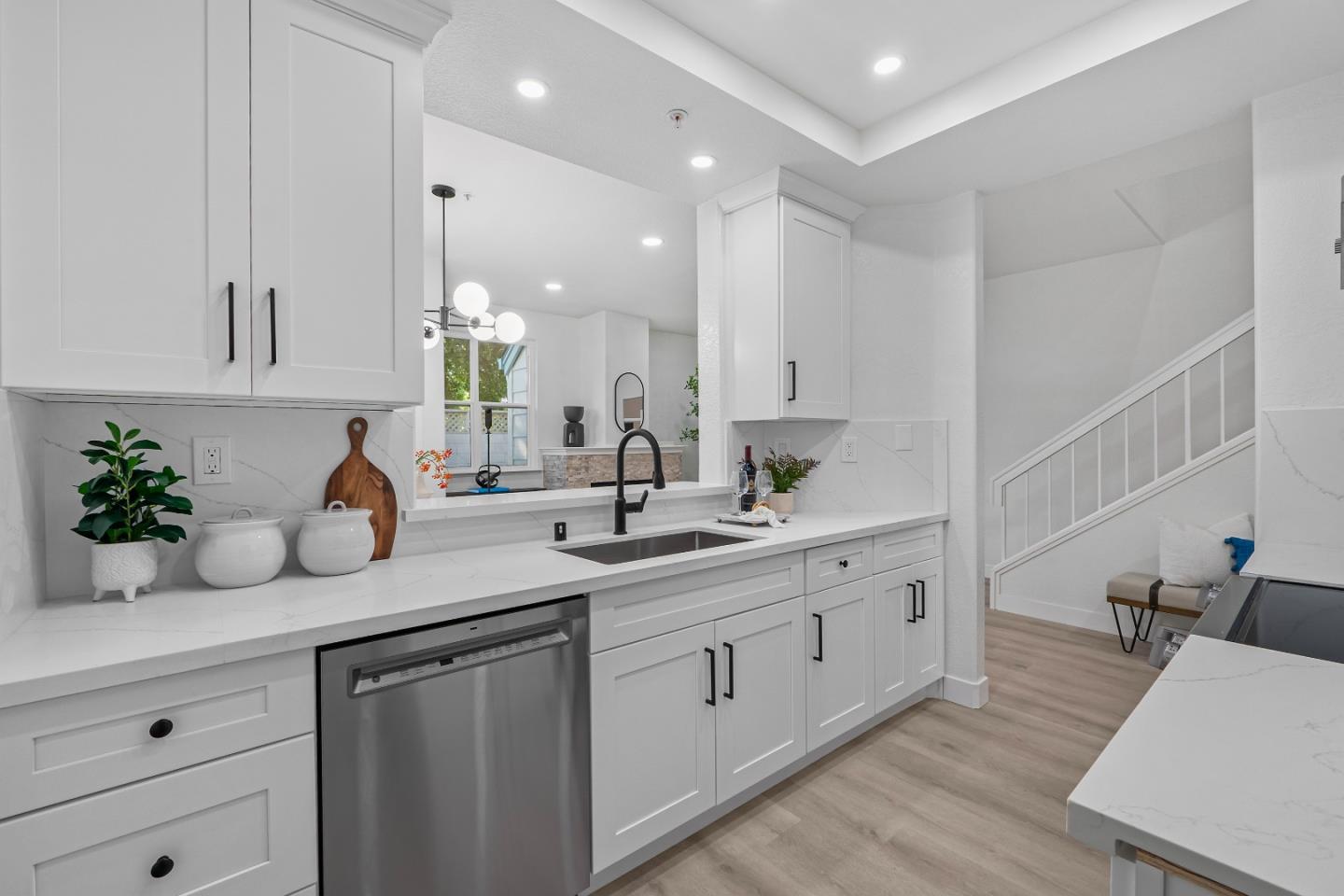 Detail Gallery Image 6 of 39 For 332 Deerwood Ct #1104,  Mountain View,  CA 94040 - 2 Beds | 2/1 Baths