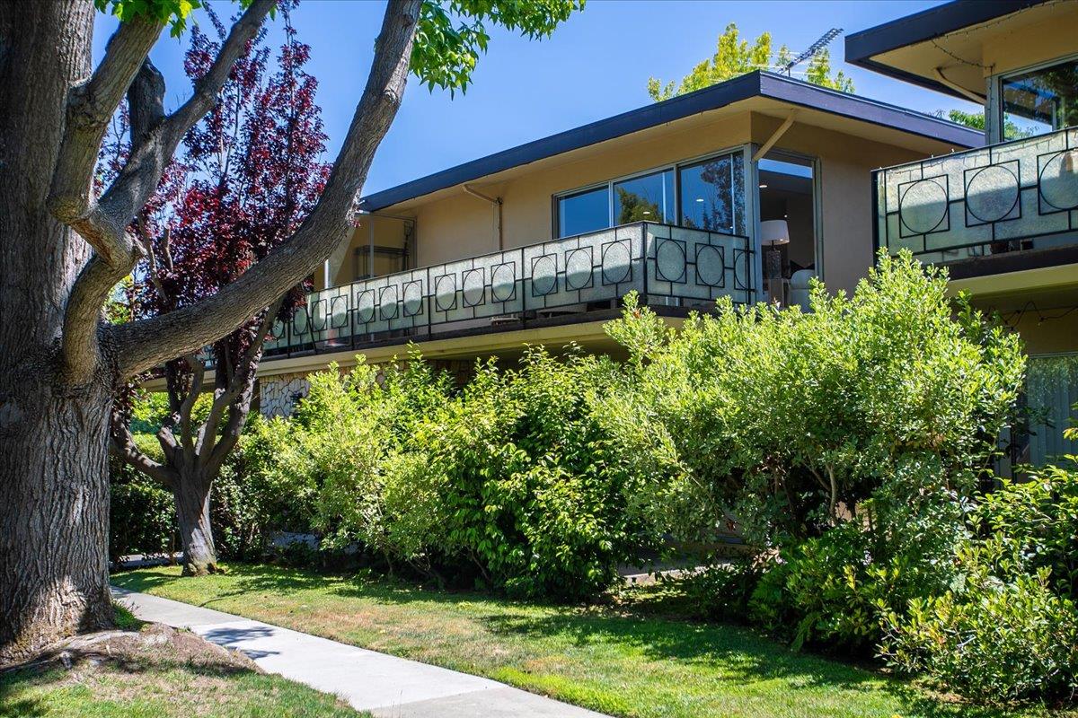 Detail Gallery Image 2 of 37 For 762 University Ave, Palo Alto,  CA 94301 - 2 Beds | 2 Baths