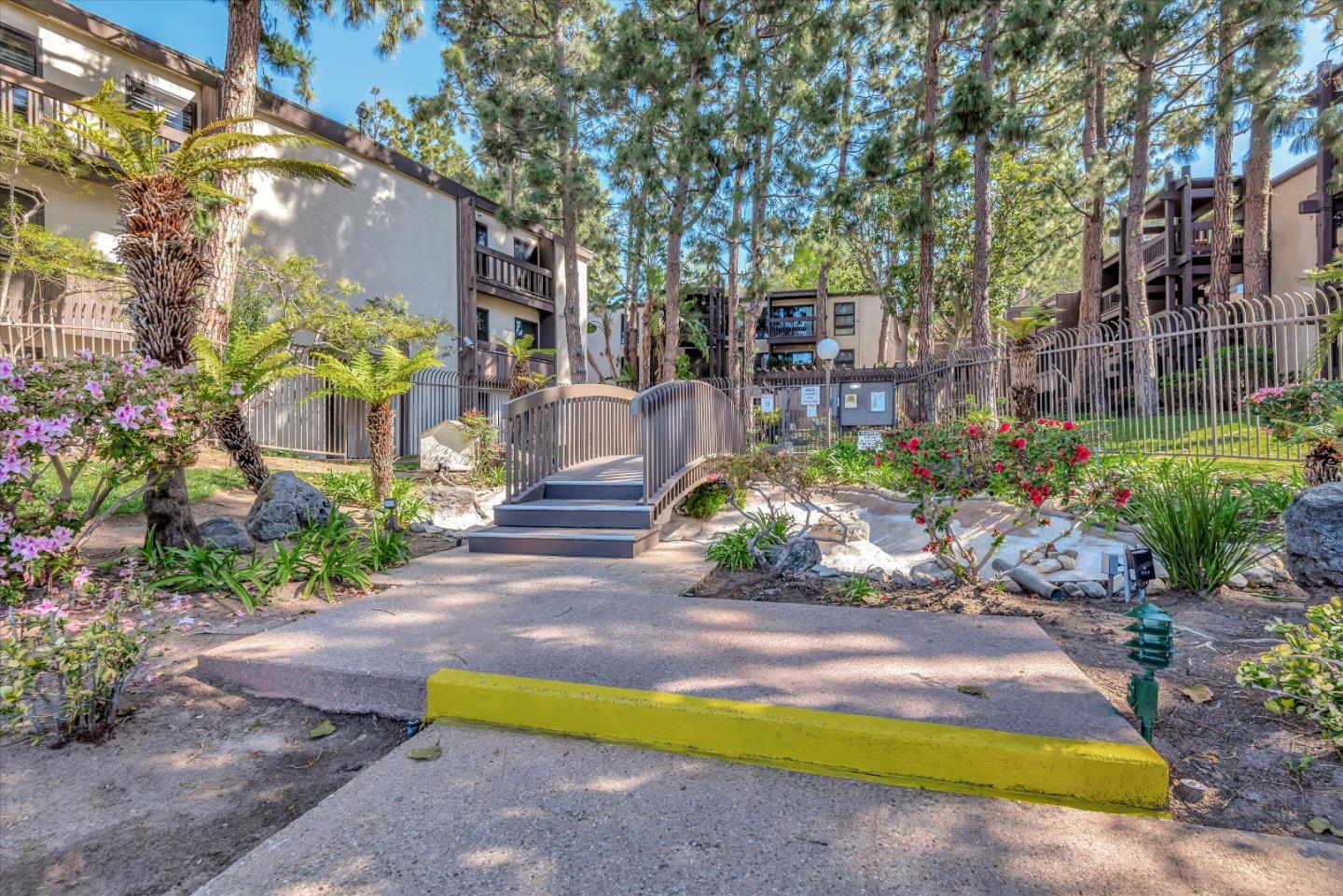 Detail Gallery Image 2 of 23 For 8650 Gulana Ave #C3053,  Playa Del Rey,  CA 90293 - 3 Beds | 2 Baths