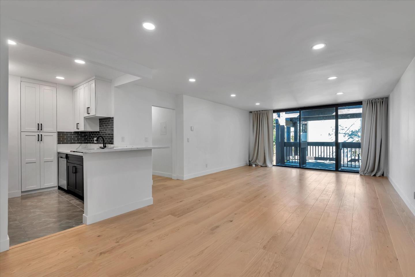 Detail Gallery Image 5 of 23 For 8650 Gulana Ave #C3053,  Playa Del Rey,  CA 90293 - 3 Beds | 2 Baths