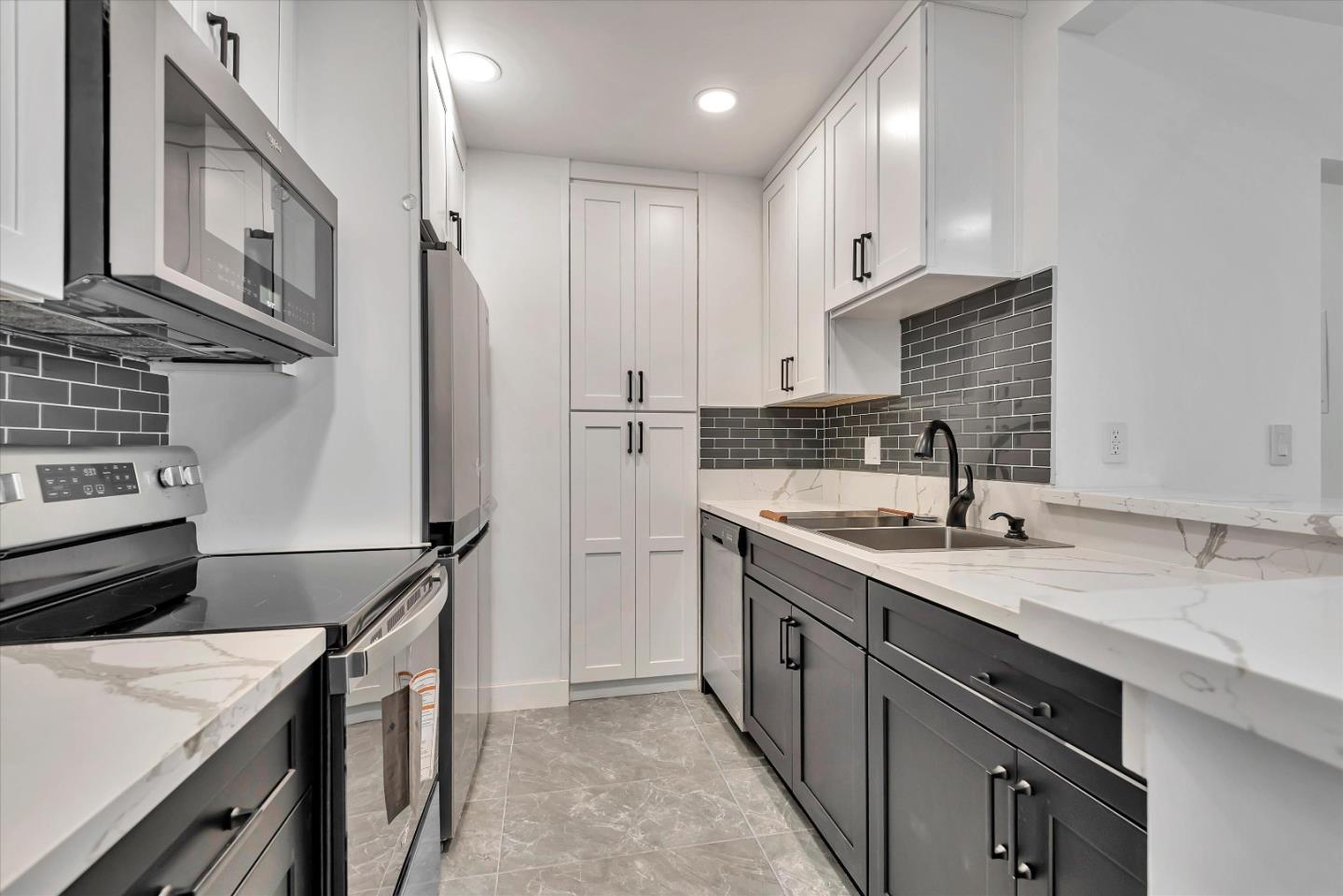 Detail Gallery Image 8 of 23 For 8650 Gulana Ave #C3053,  Playa Del Rey,  CA 90293 - 3 Beds | 2 Baths