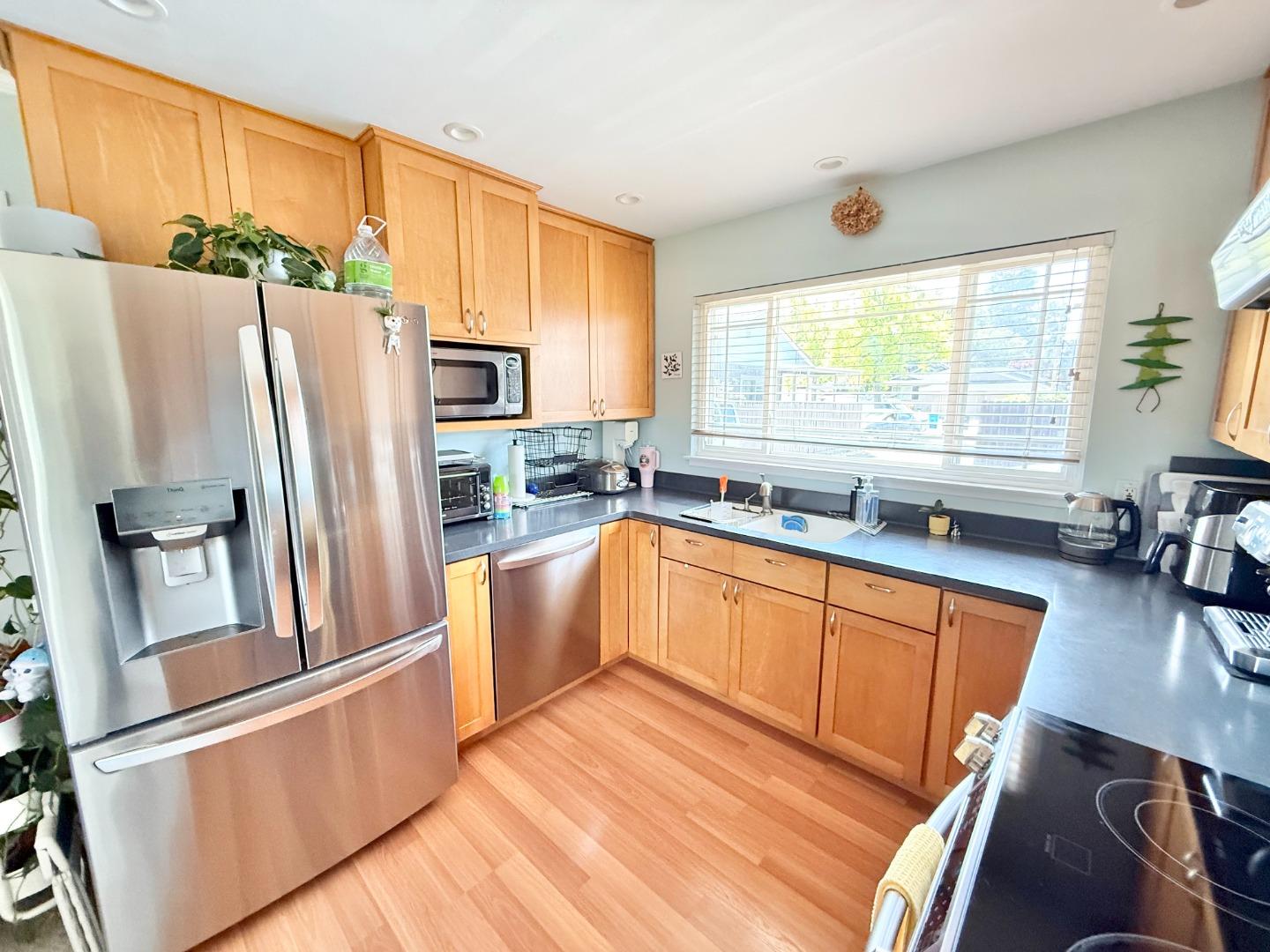 Detail Gallery Image 9 of 13 For 1151-1153 Sanchez Way, Redwood City,  CA 94061 - – Beds | – Baths