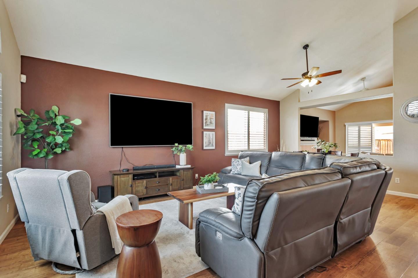 Detail Gallery Image 11 of 63 For 2711 Valley View Rd, Hollister,  CA 95023 - 4 Beds | 3 Baths