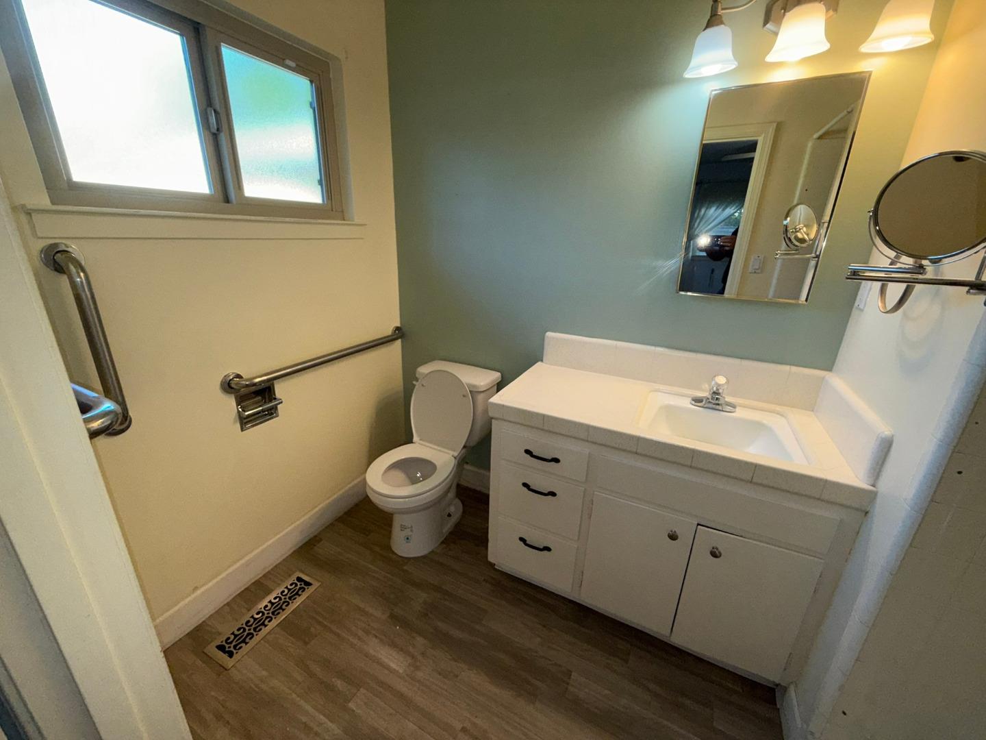 Detail Gallery Image 12 of 21 For 913 Camden Way, Salinas,  CA 93901 - 3 Beds | 2 Baths