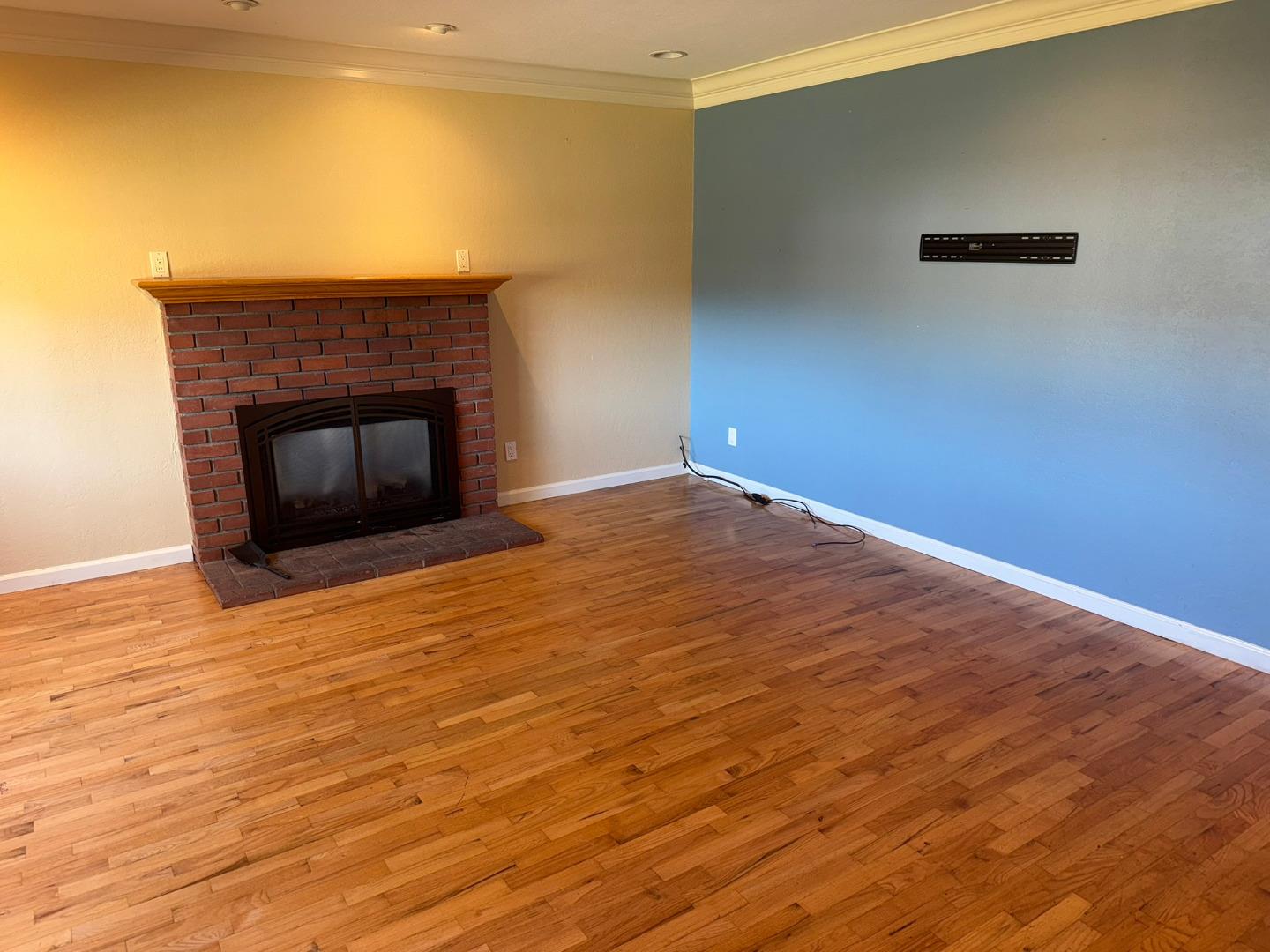 Detail Gallery Image 3 of 21 For 913 Camden Way, Salinas,  CA 93901 - 3 Beds | 2 Baths