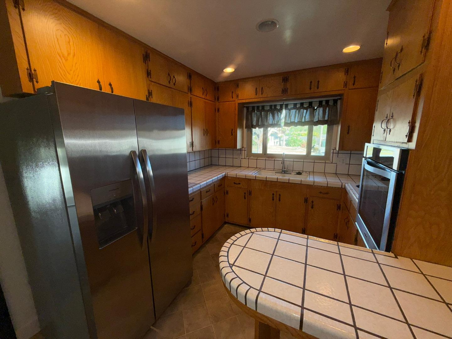 Detail Gallery Image 4 of 21 For 913 Camden Way, Salinas,  CA 93901 - 3 Beds | 2 Baths