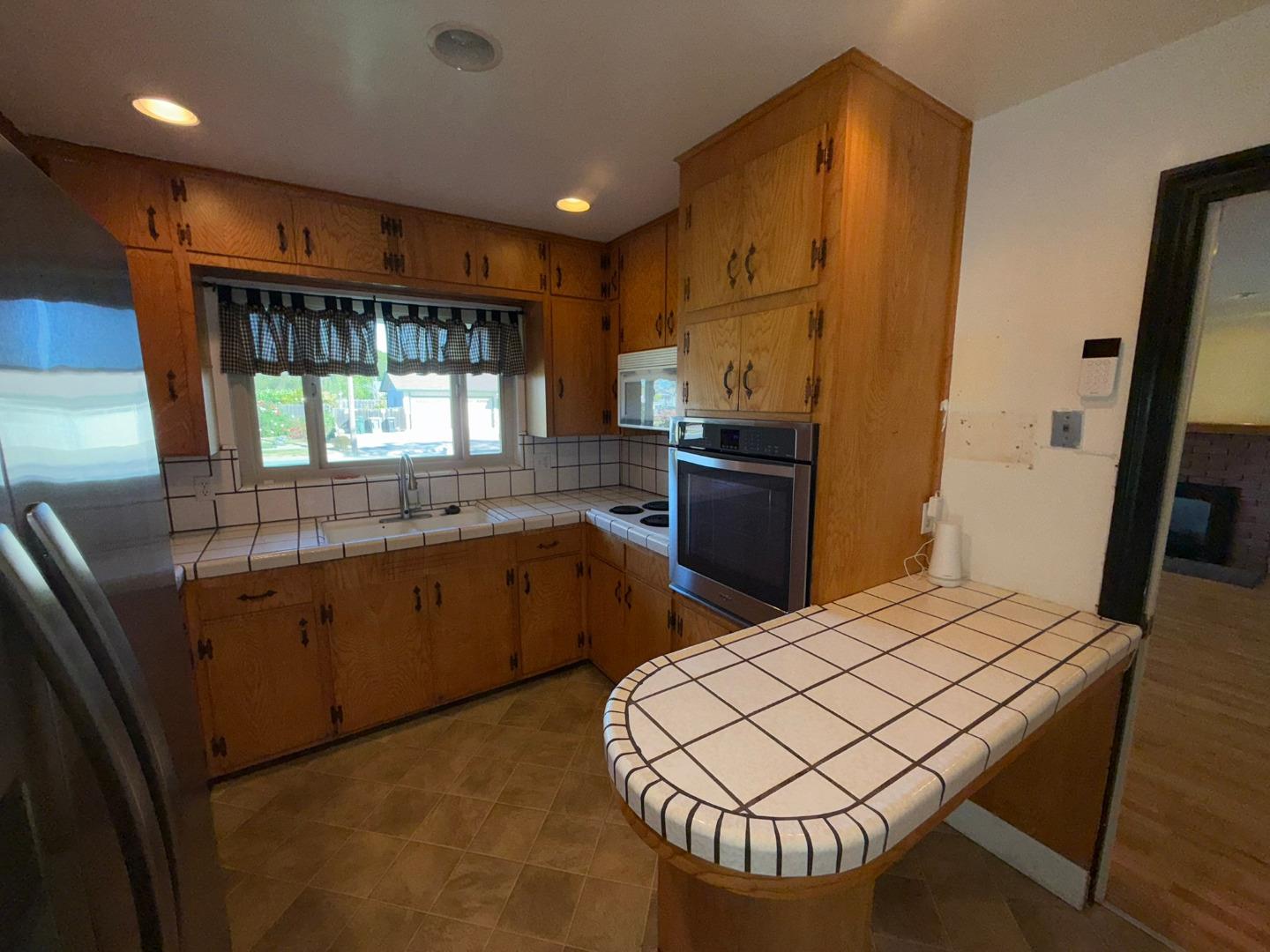 Detail Gallery Image 5 of 21 For 913 Camden Way, Salinas,  CA 93901 - 3 Beds | 2 Baths