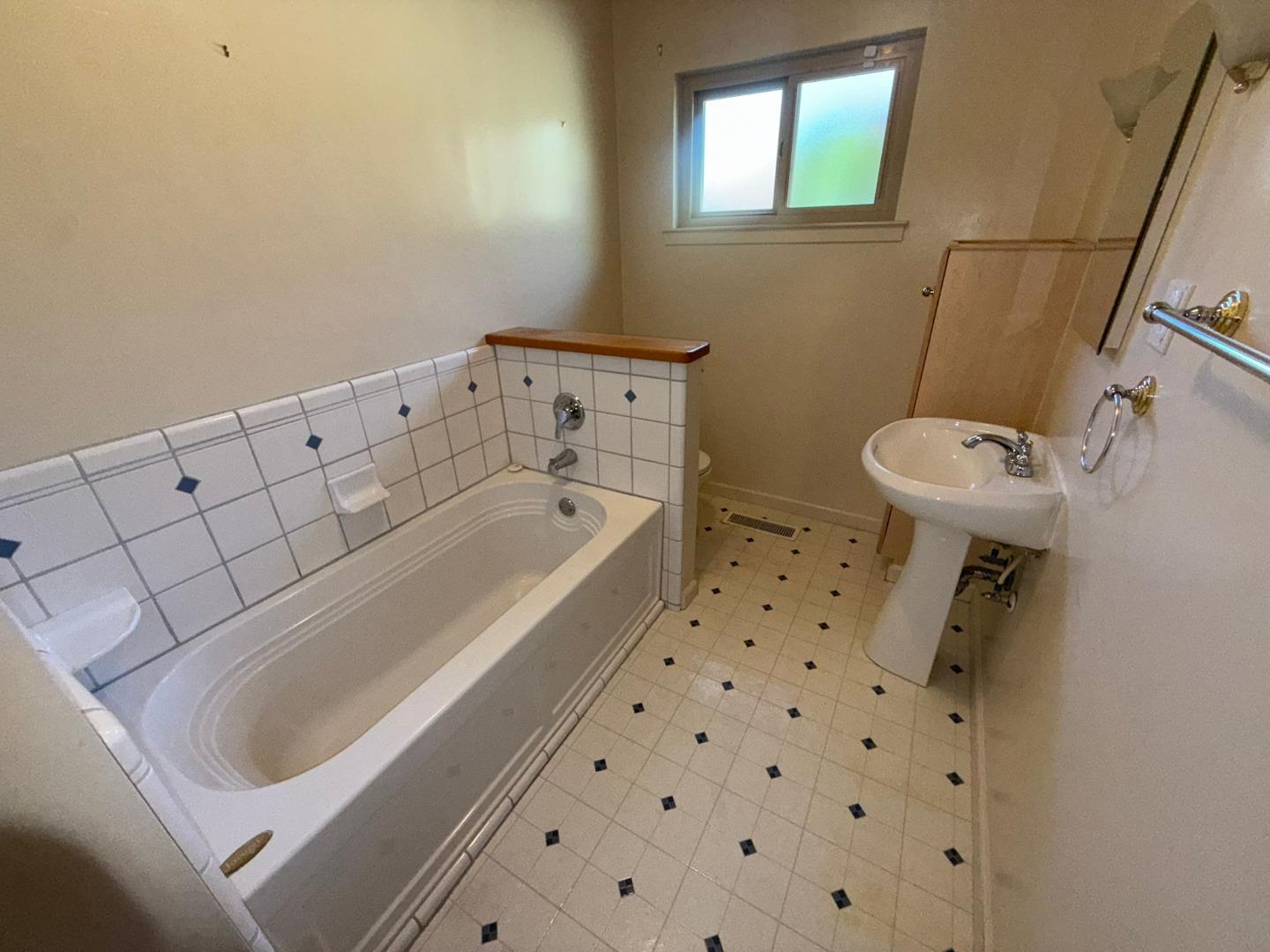 Detail Gallery Image 9 of 21 For 913 Camden Way, Salinas,  CA 93901 - 3 Beds | 2 Baths