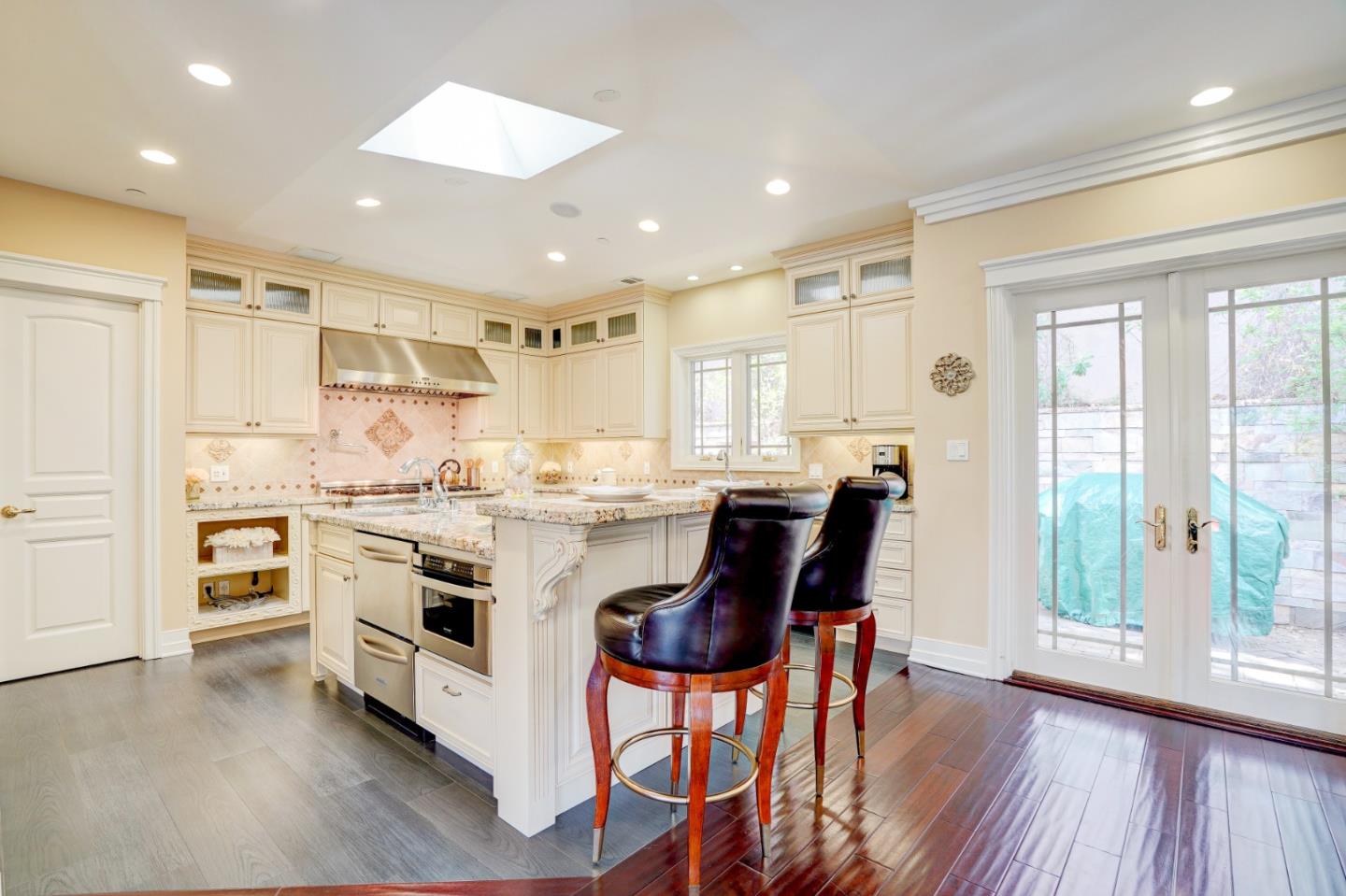 Detail Gallery Image 13 of 49 For 780 S El Monte Ave, Los Altos,  CA 94022 - 5 Beds | 4/2 Baths