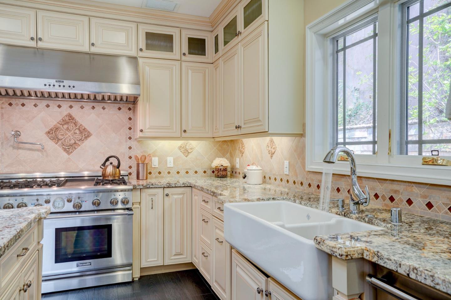 Detail Gallery Image 16 of 49 For 780 S El Monte Ave, Los Altos,  CA 94022 - 5 Beds | 4/2 Baths