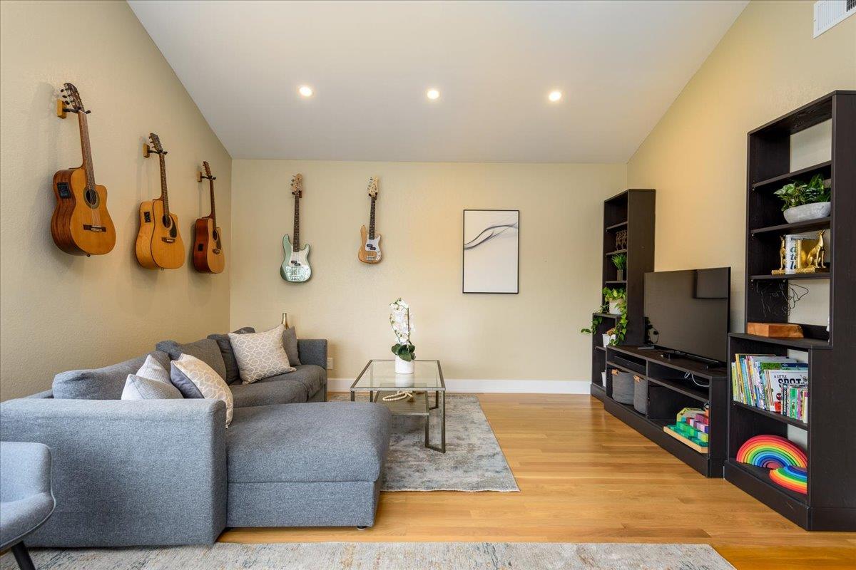 Detail Gallery Image 15 of 39 For 407 Beach Ave, Half Moon Bay,  CA 94019 - 4 Beds | 2 Baths