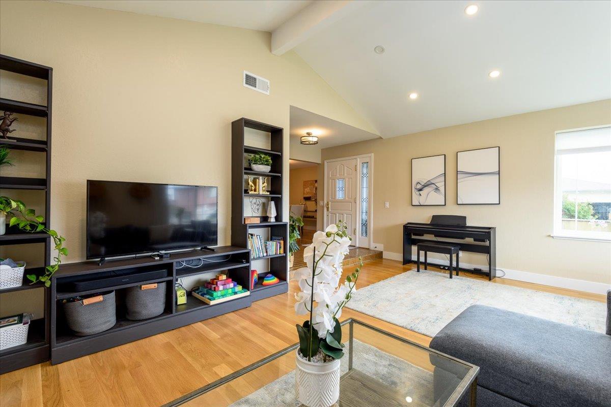 Detail Gallery Image 16 of 39 For 407 Beach Ave, Half Moon Bay,  CA 94019 - 4 Beds | 2 Baths