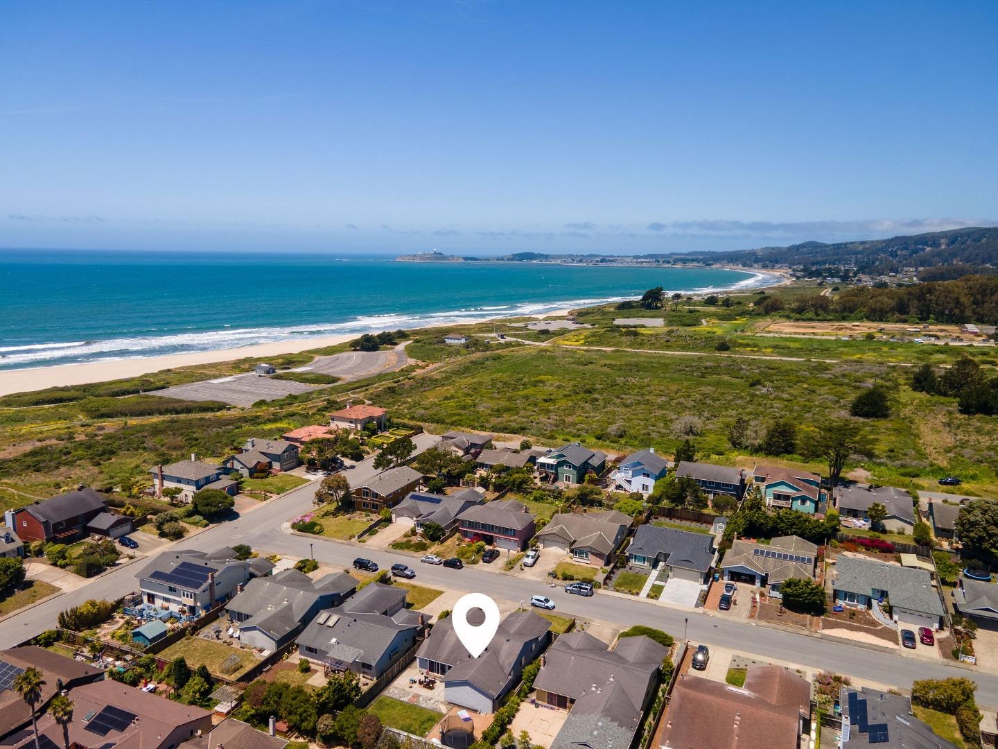 Detail Gallery Image 4 of 39 For 407 Beach Ave, Half Moon Bay,  CA 94019 - 4 Beds | 2 Baths