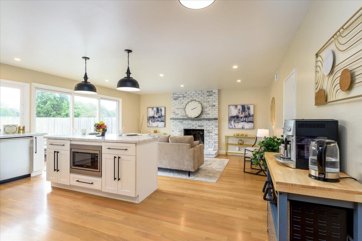 Detail Gallery Image 7 of 39 For 407 Beach Ave, Half Moon Bay,  CA 94019 - 4 Beds | 2 Baths
