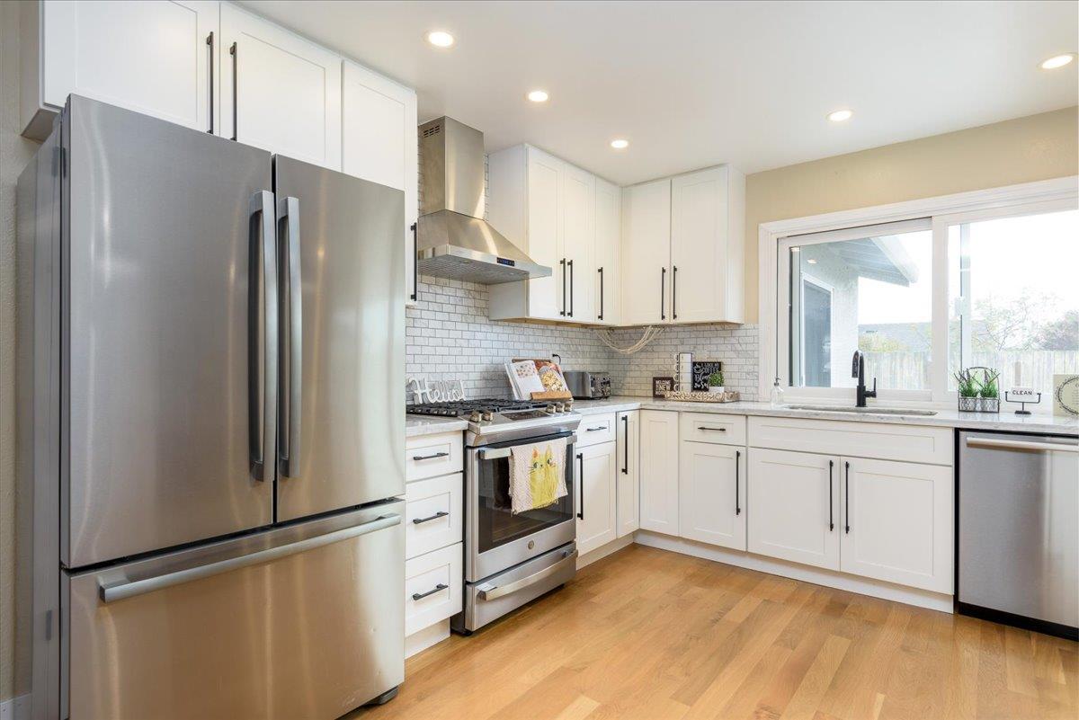 Detail Gallery Image 8 of 39 For 407 Beach Ave, Half Moon Bay,  CA 94019 - 4 Beds | 2 Baths