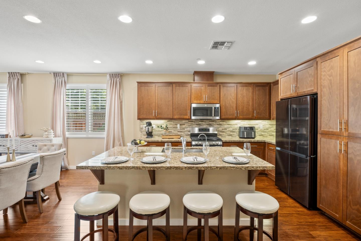 Detail Gallery Image 13 of 44 For 1141 Navigator Dr, Lathrop,  CA 95330 - 3 Beds | 3 Baths