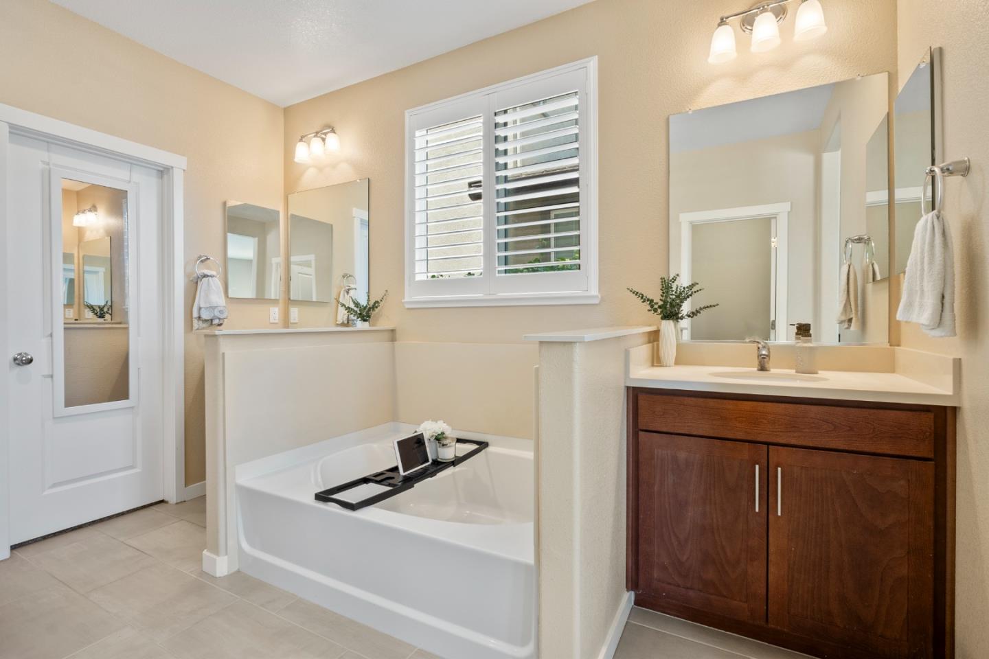 Detail Gallery Image 21 of 44 For 1141 Navigator Dr, Lathrop,  CA 95330 - 3 Beds | 3 Baths