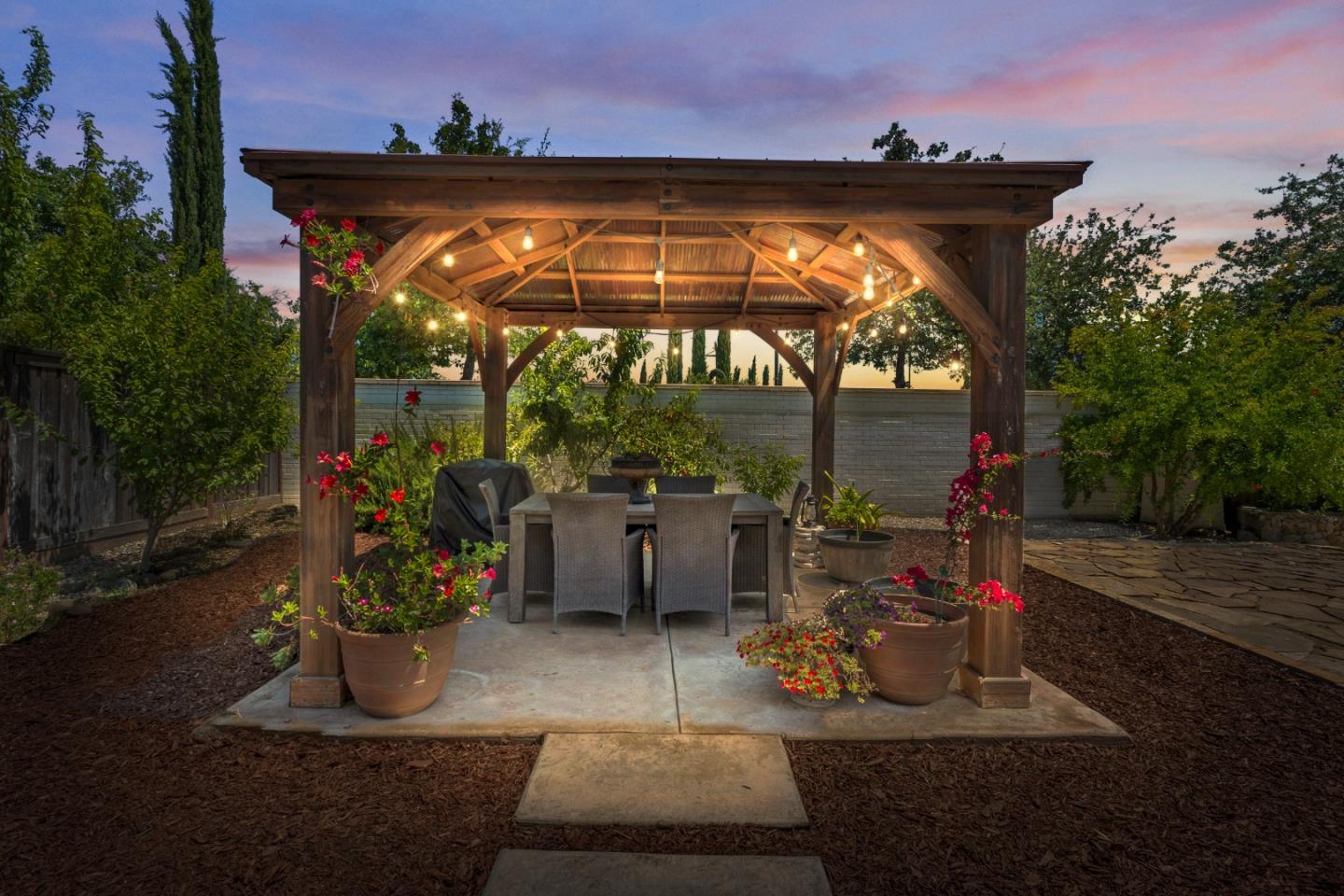Detail Gallery Image 31 of 44 For 1141 Navigator Dr, Lathrop,  CA 95330 - 3 Beds | 3 Baths