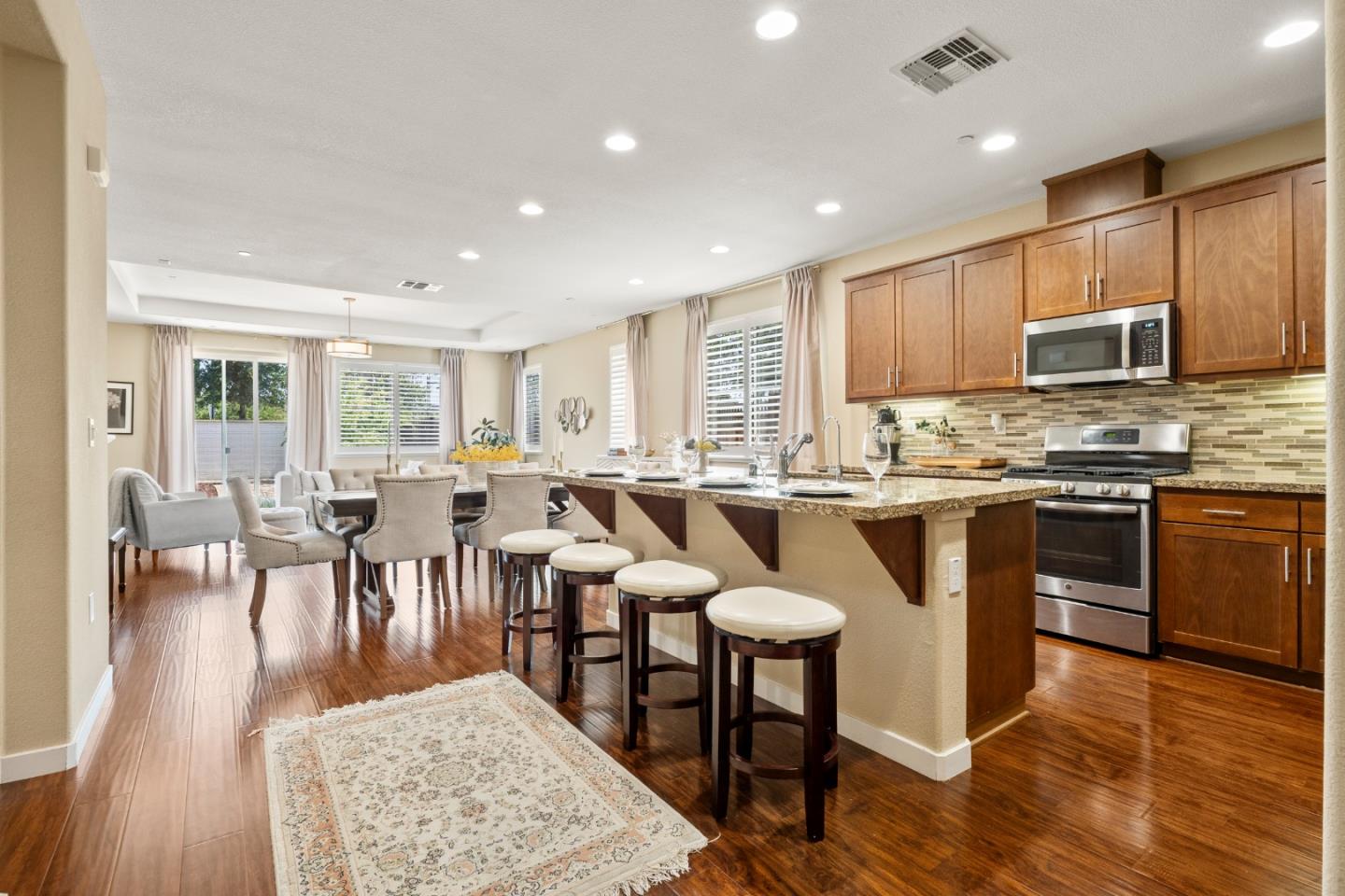 Detail Gallery Image 5 of 44 For 1141 Navigator Dr, Lathrop,  CA 95330 - 3 Beds | 3 Baths
