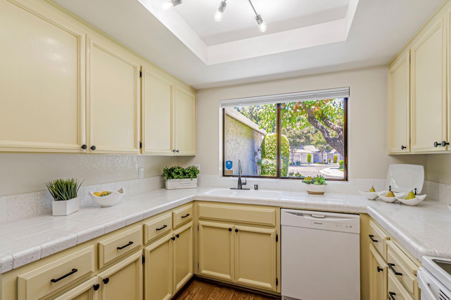Detail Gallery Image 3 of 40 For 4942 Red Creek Drive, San Jose,  CA 95136 - 2 Beds | 2 Baths