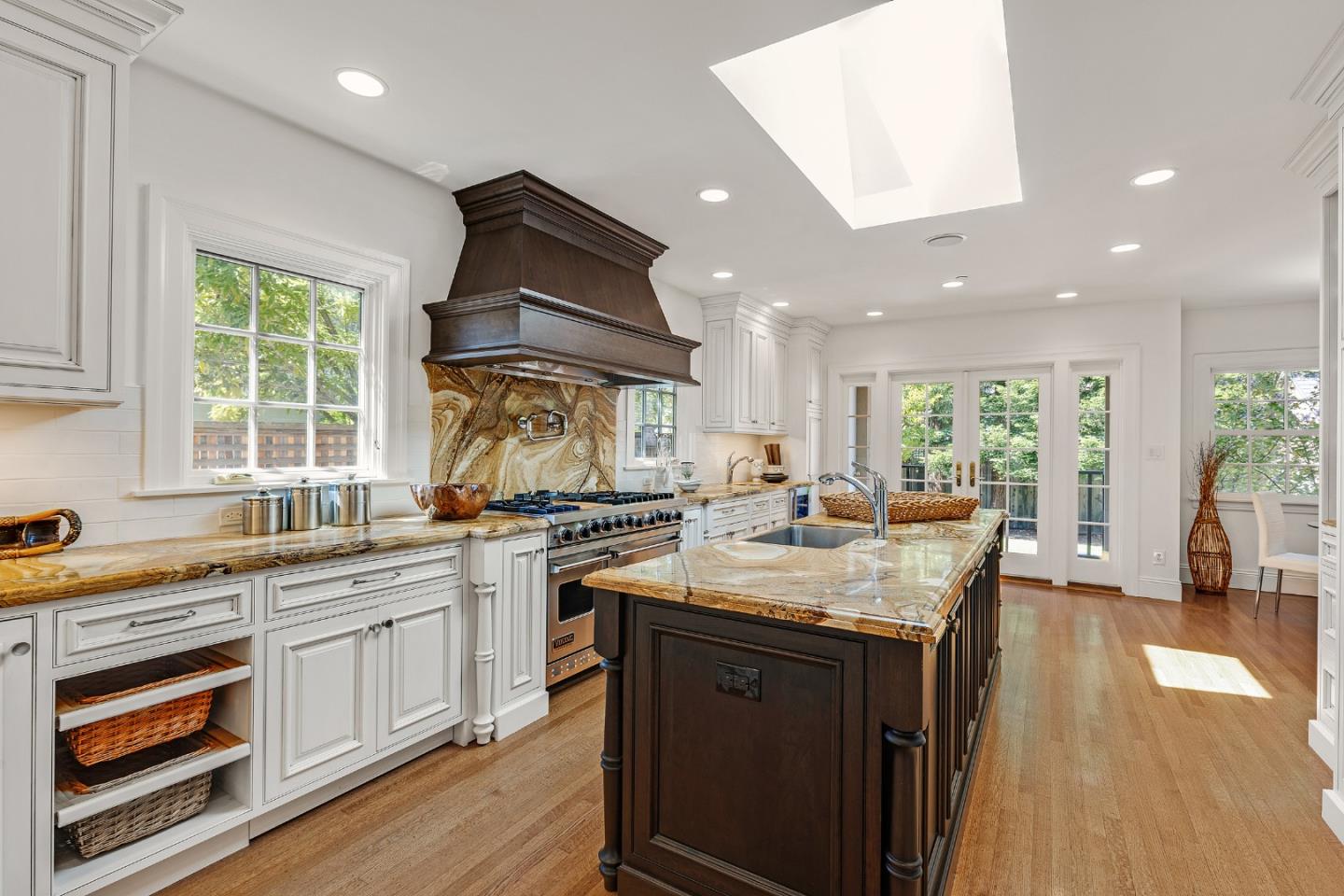 Detail Gallery Image 12 of 42 For 838 Walnut Ave, Burlingame,  CA 94010 - 4 Beds | 4 Baths