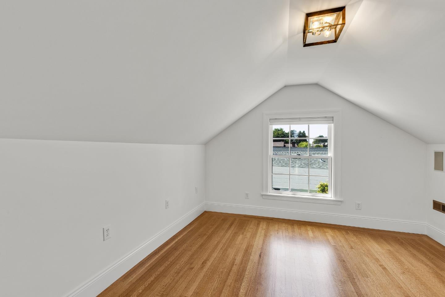 Detail Gallery Image 26 of 42 For 838 Walnut Ave, Burlingame,  CA 94010 - 4 Beds | 4 Baths