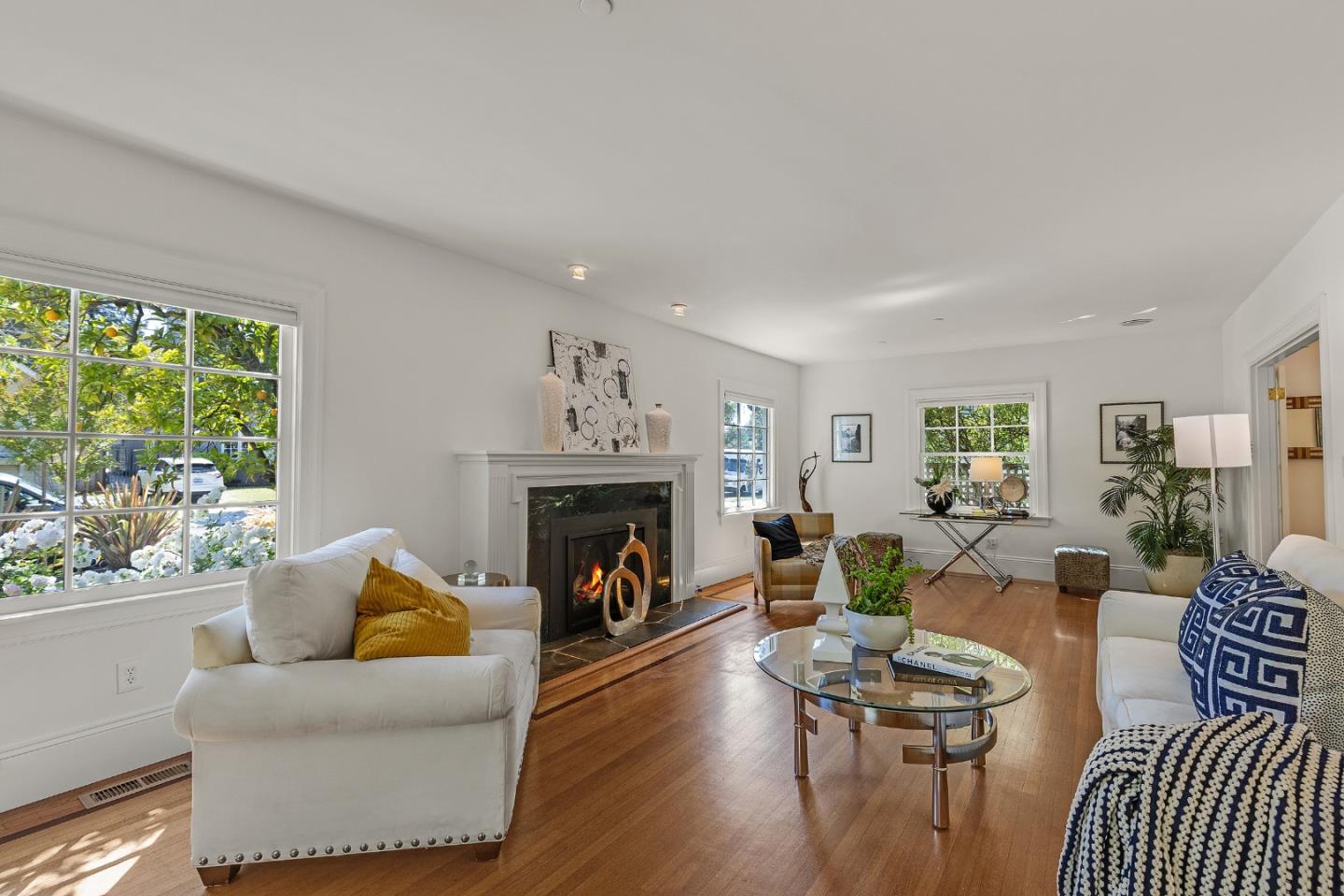 Detail Gallery Image 6 of 42 For 838 Walnut Ave, Burlingame,  CA 94010 - 4 Beds | 4 Baths