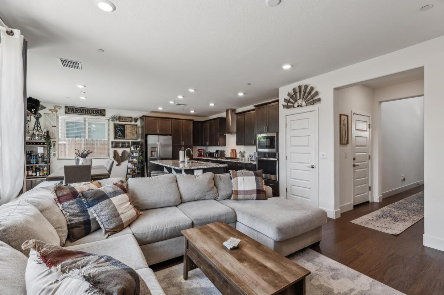 Detail Gallery Image 10 of 43 For 8906 Upbeat Way, Elk Grove,  CA 95757 - 3 Beds | 2/1 Baths