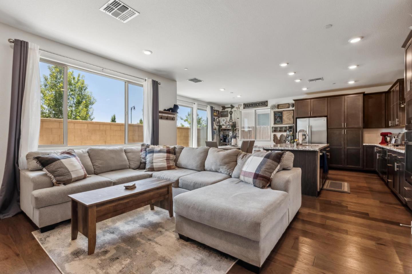 Detail Gallery Image 9 of 43 For 8906 Upbeat Way, Elk Grove,  CA 95757 - 3 Beds | 2/1 Baths