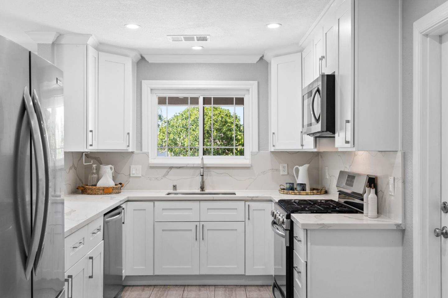 Detail Gallery Image 12 of 29 For 1120 Alberni St, East Palo Alto,  CA 94303 - 5 Beds | 3 Baths