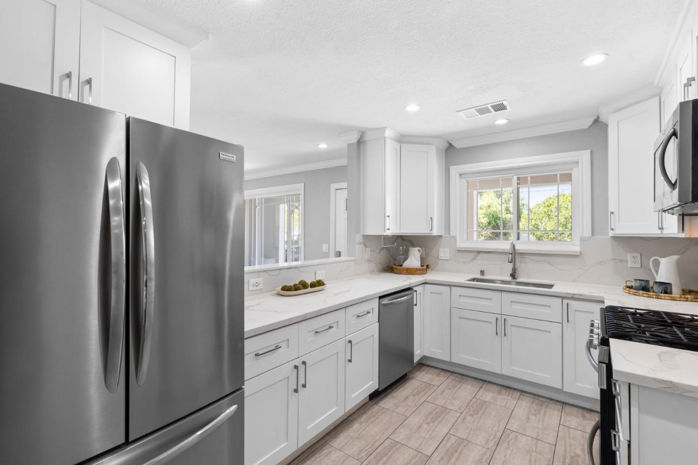 Detail Gallery Image 14 of 29 For 1120 Alberni St, East Palo Alto,  CA 94303 - 5 Beds | 3 Baths
