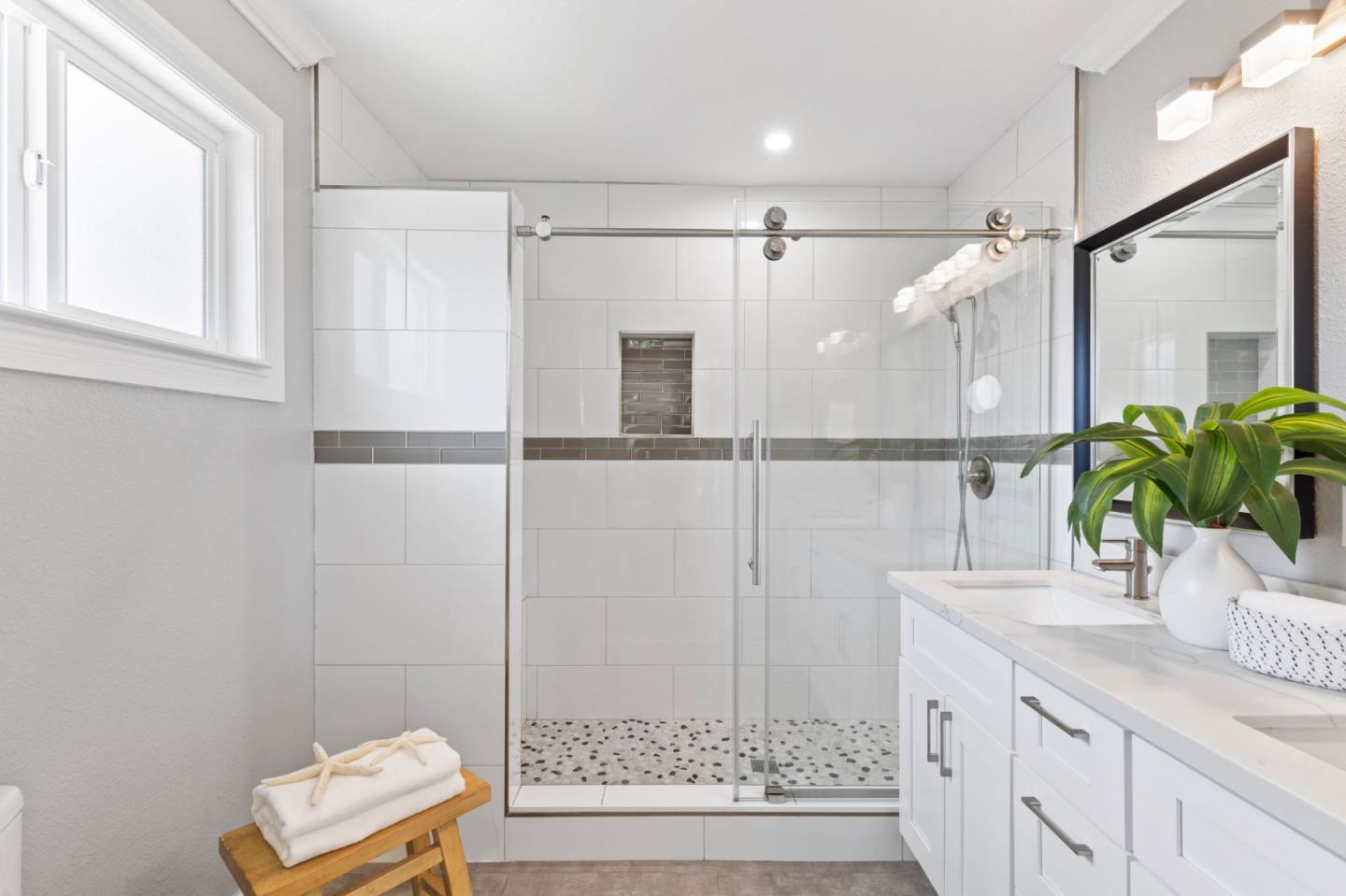Detail Gallery Image 24 of 29 For 1120 Alberni St, East Palo Alto,  CA 94303 - 5 Beds | 3 Baths