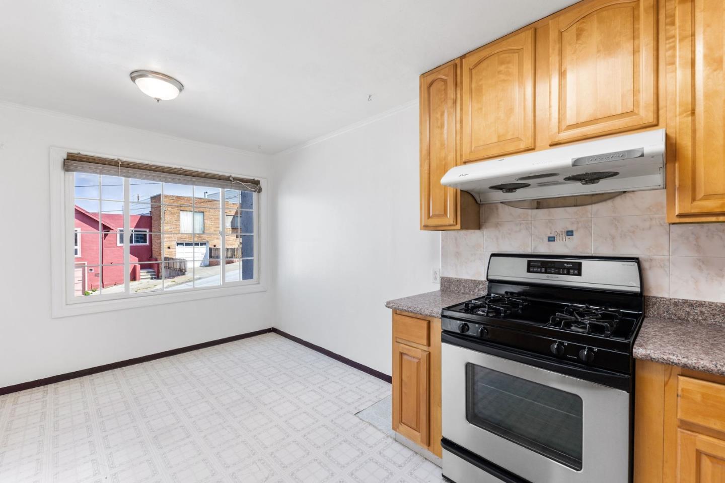Detail Gallery Image 10 of 51 For 325 Bridgeview Dr, San Francisco,  CA 94124 - 4 Beds | 2 Baths