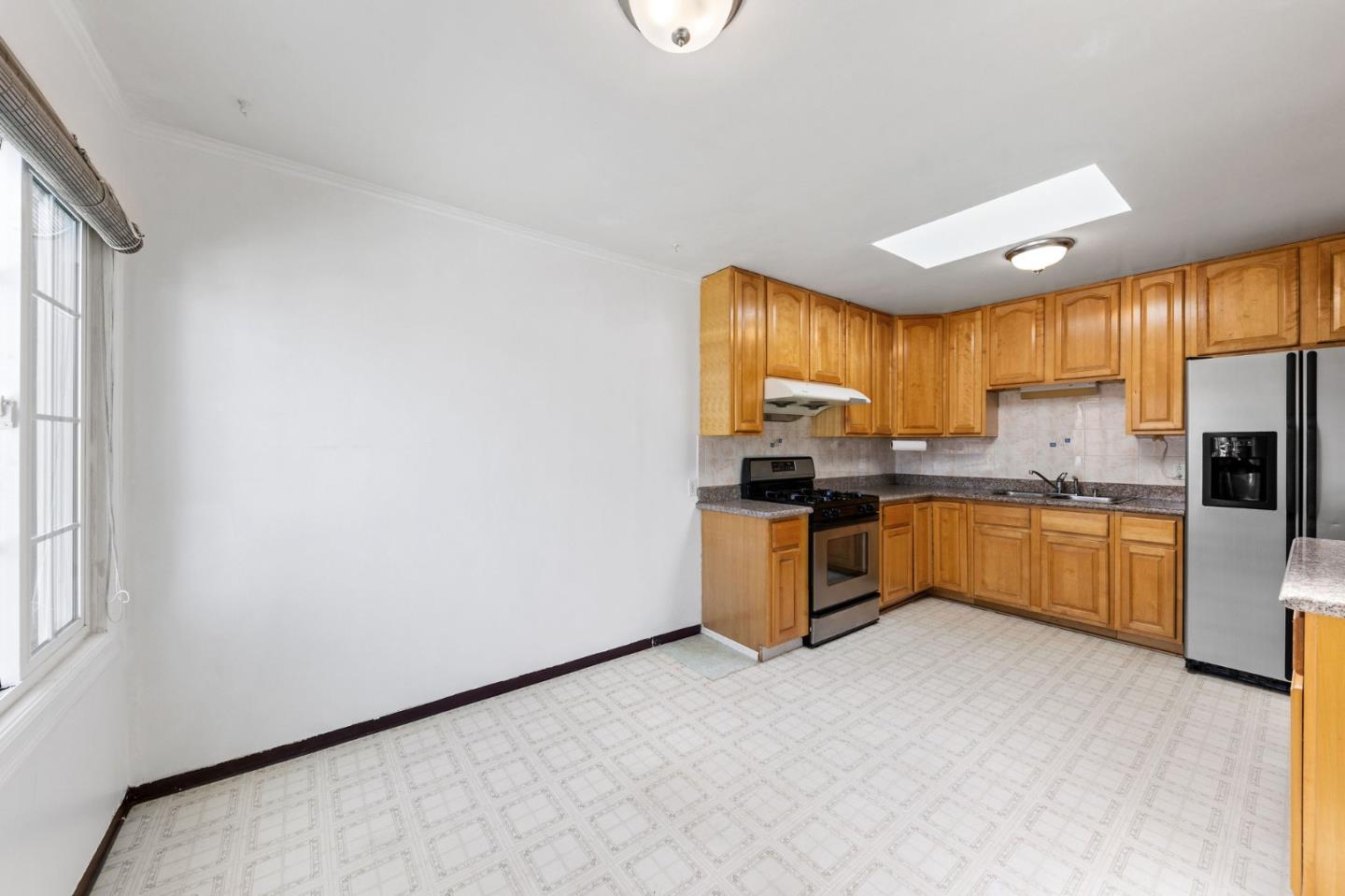 Detail Gallery Image 11 of 51 For 325 Bridgeview Dr, San Francisco,  CA 94124 - 4 Beds | 2 Baths