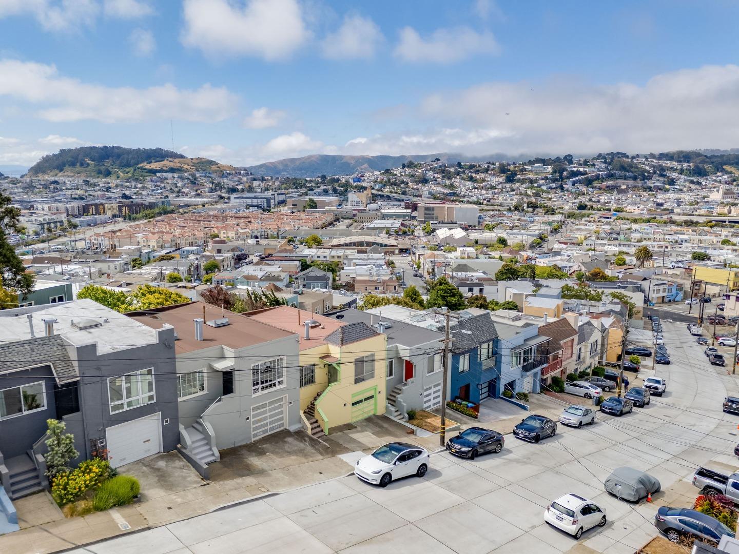 Detail Gallery Image 2 of 51 For 325 Bridgeview Dr, San Francisco,  CA 94124 - 4 Beds | 2 Baths