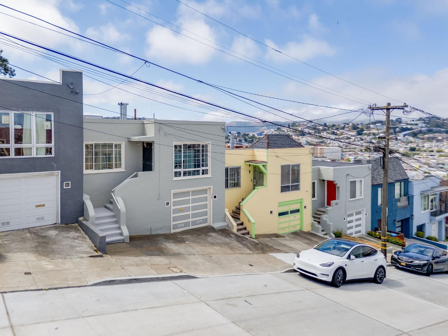 Detail Gallery Image 3 of 51 For 325 Bridgeview Dr, San Francisco,  CA 94124 - 4 Beds | 2 Baths