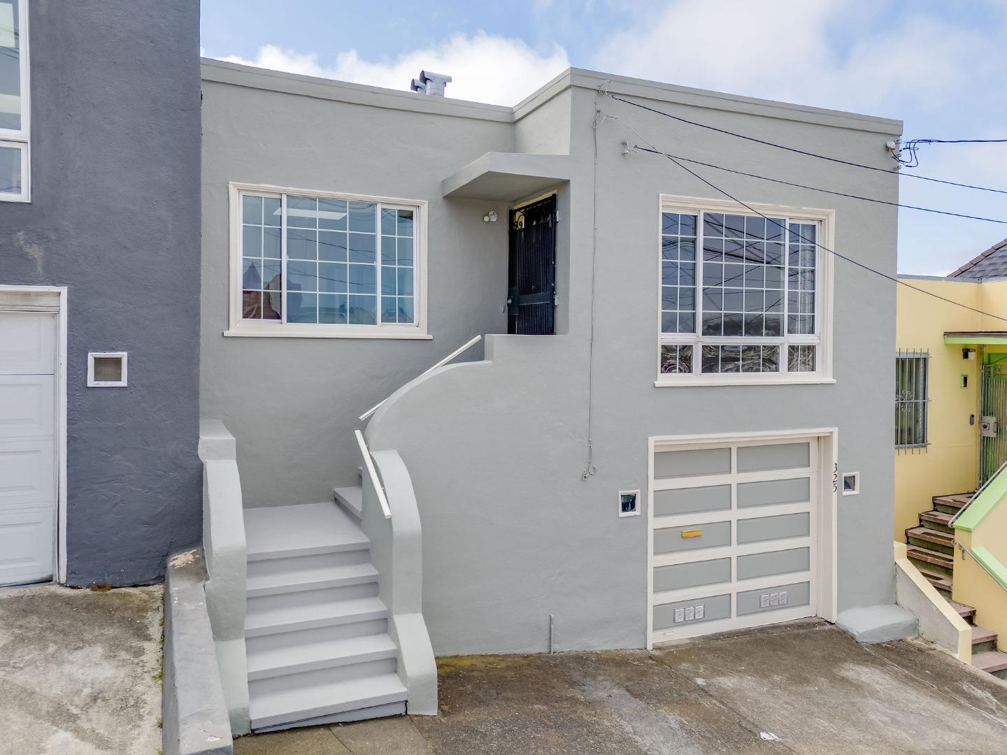 Detail Gallery Image 4 of 51 For 325 Bridgeview Dr, San Francisco,  CA 94124 - 4 Beds | 2 Baths