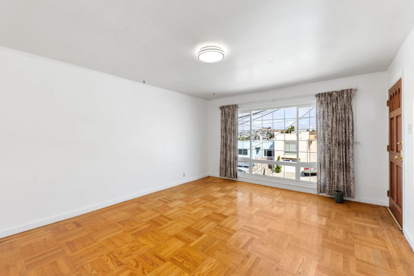 Detail Gallery Image 6 of 51 For 325 Bridgeview Dr, San Francisco,  CA 94124 - 4 Beds | 2 Baths