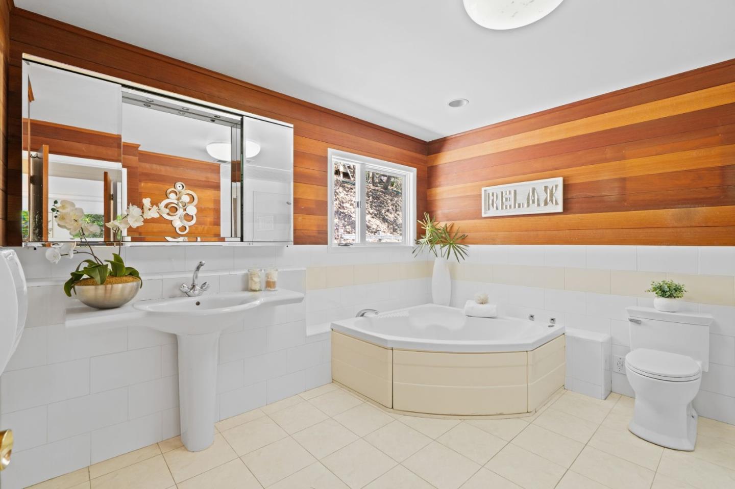 Detail Gallery Image 10 of 27 For 1780 Edgewood Rd, Redwood City,  CA 94062 - 4 Beds | 3/1 Baths