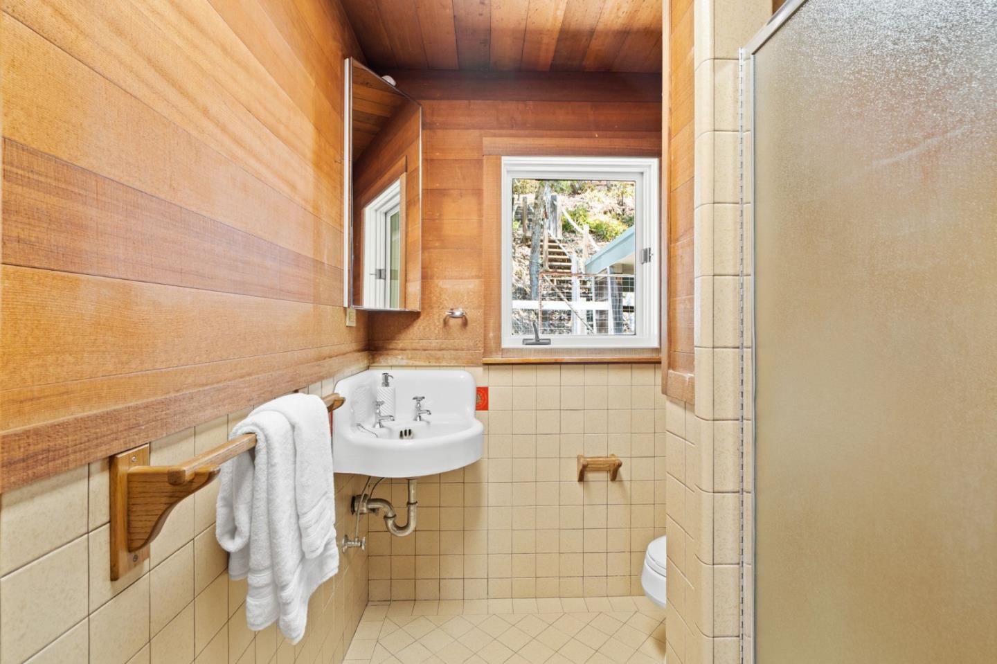 Detail Gallery Image 17 of 27 For 1780 Edgewood Rd, Redwood City,  CA 94062 - 4 Beds | 3/1 Baths